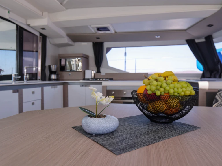 Location bateau Sámi pas cher Fountaine Pajot 47 TANNA LUX (GEN,AC,WATERMAKER)