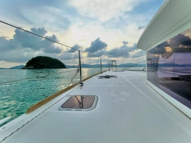 Lagoon Lagoon 400 S2 między profesjonalistami a osobami prywatnymi w Amphoe Mueang Phuket