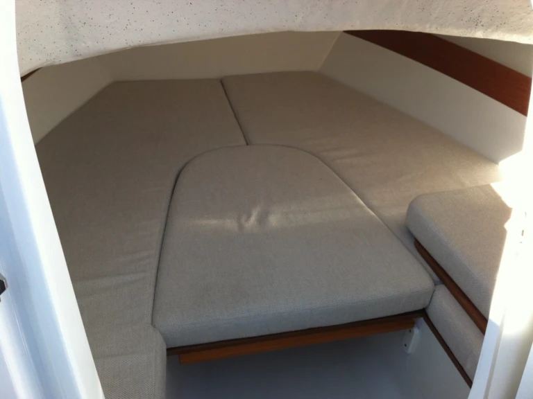 Louer Bateau à moteur avec ou sans skipper Jeanneau à Nice