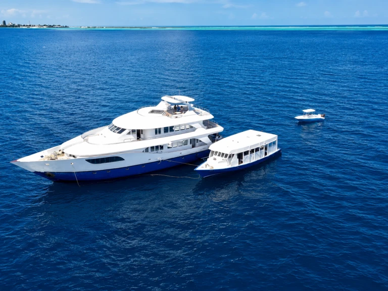 Location Yacht Honors Legacy avec permis