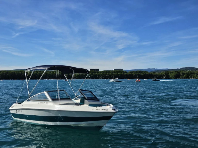 Bateau à moteur à louer à Annecy au meilleur prix