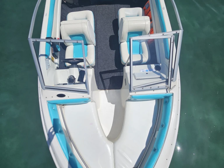 Louer Bateau à moteur avec ou sans skipper Larson à Annecy