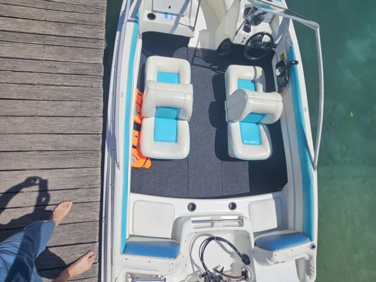 Location Bateau à moteur Larson avec permis