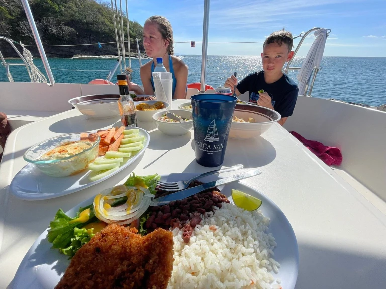 Location Catamaran Custom Made avec permis