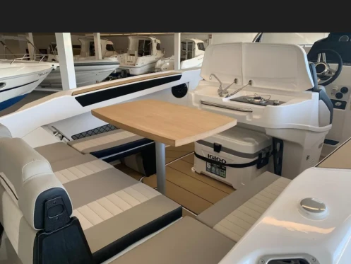 Location Bateau à moteur Karnic avec permis
