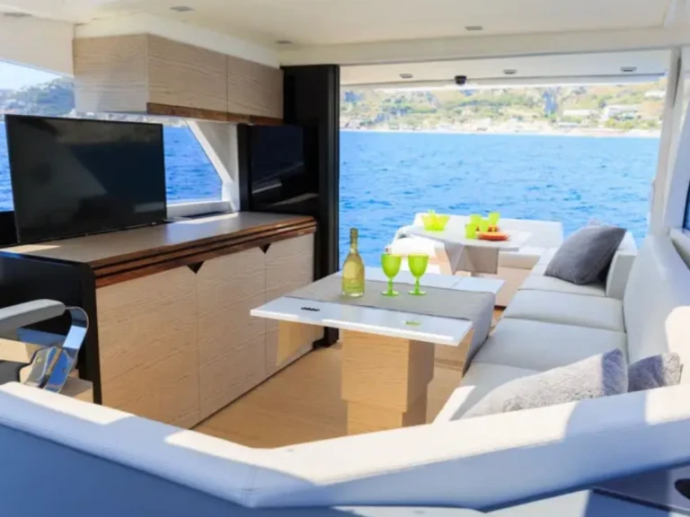 Location à Port des Marines de Cogolin - Rio Yachts 44 Sport Coupé sur SamBoat