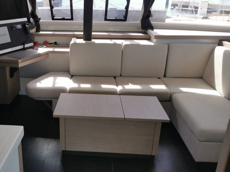 Location bateau Fountaine Pajot Astréa 42 (6 cab.) à Bormes-les-Mimosas sur Samboat