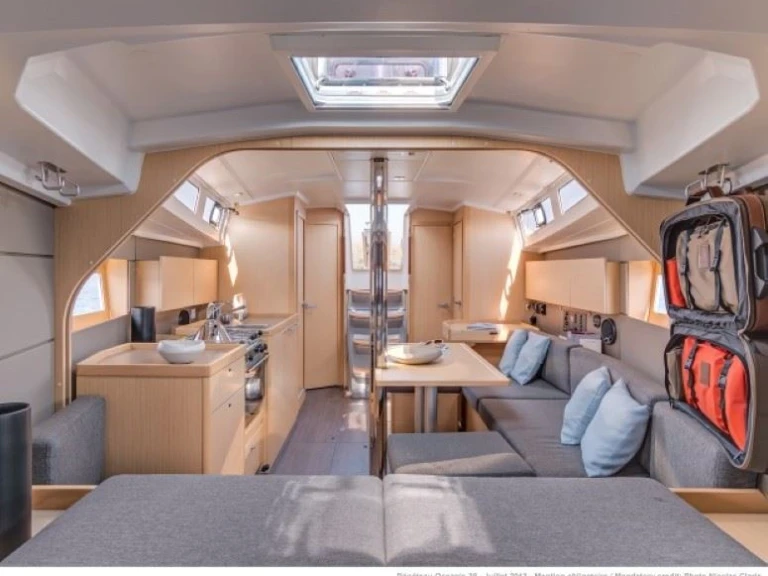 Location à Barth - Bénéteau Oceanis 38.1 sur SamBoat