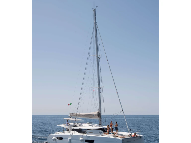 Location bateau Fountaine Pajot Fountaine Pajot Saona 47 (Wm-AC-Gen-Sol.Pan) à Castellammare del Golfo sur Samboat