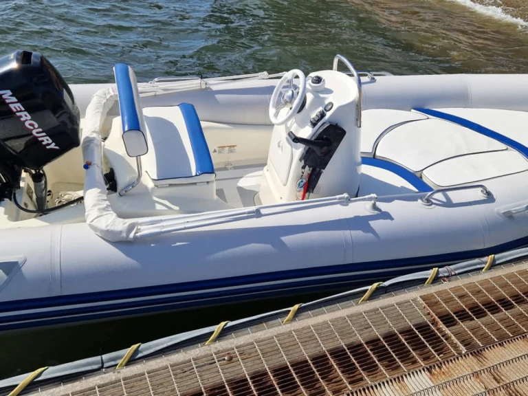 Louer Semi-rigide avec ou sans skipper Zodiac à Quartu Sant'Elena