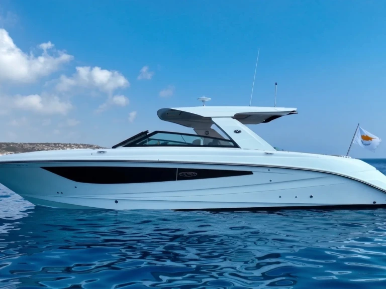 Bateau à moteur à louer à Ayia Napa Marina au meilleur prix