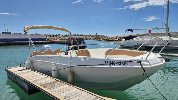 Bateau à moteur à louer à Cala Galdana au meilleur prix