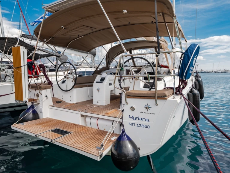 Louez un Jeanneau Sun Odyssey 415 à Néa Péramos