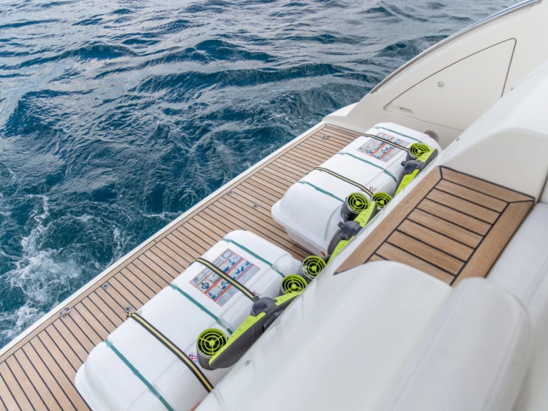 Location Yacht Azimut avec permis