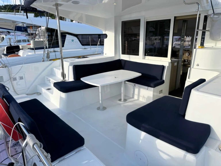 Location bateau Le Marin pas cher Lagoon 40