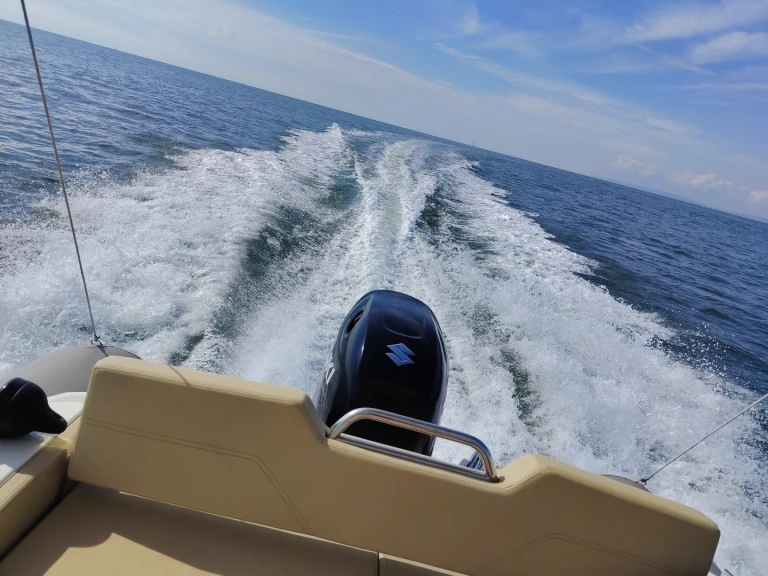 Location Bateau à moteur Karnic avec permis
