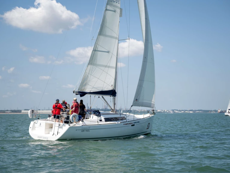 Louez un Bénéteau Oceanis 37 à Hamble-le-Rice