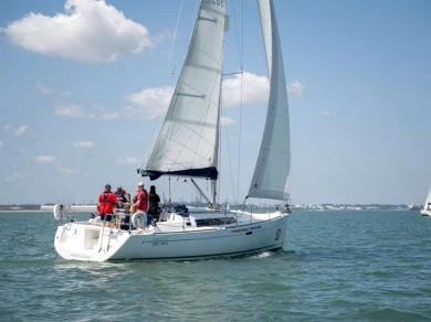 Rent a Bénéteau Oceanis 37 Hamble-le-Rice