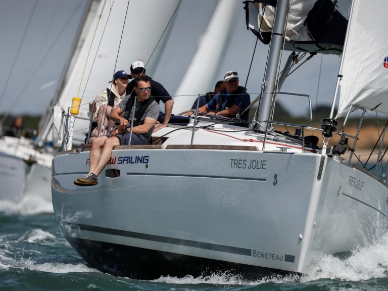 Location bateau Hamble-le-Rice pas cher Oceanis 37