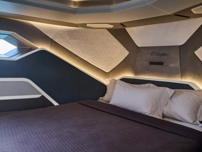 Louez un Tecnomar Lamborghini 63  à Dubai Marina