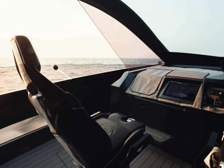 Location bateau Dubai Marina pas cher Lamborghini 63 